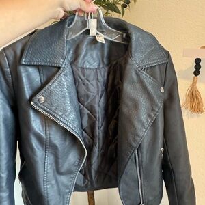 Used moto jacket! Heavier material but in great shape!